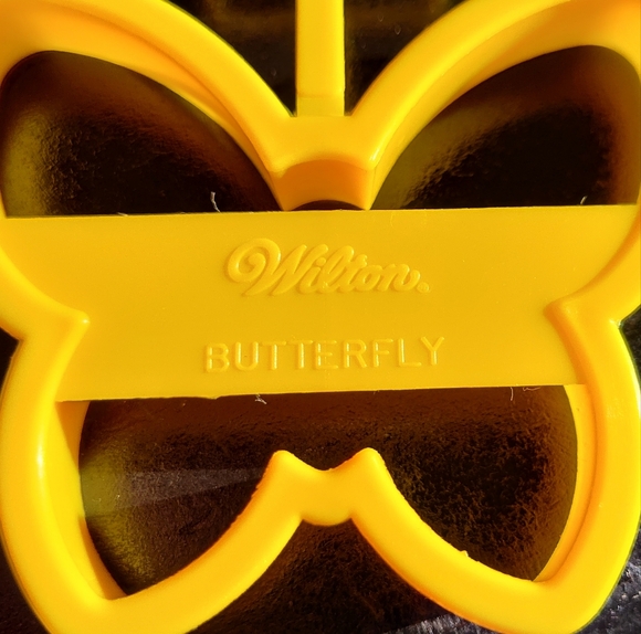 13 Vintage Cookie Cutters - Hallmark/Wilton - Christmas, Spring, Dino, 1992/1993 - Picture 6 of 8